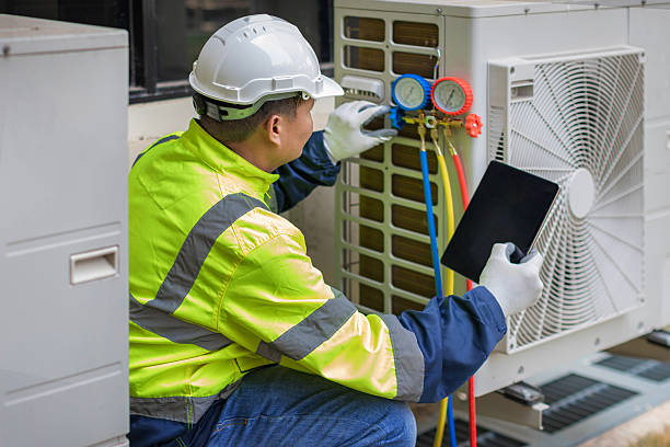 Professional Emergency Ac Repair technician working in Carpentersville, IL